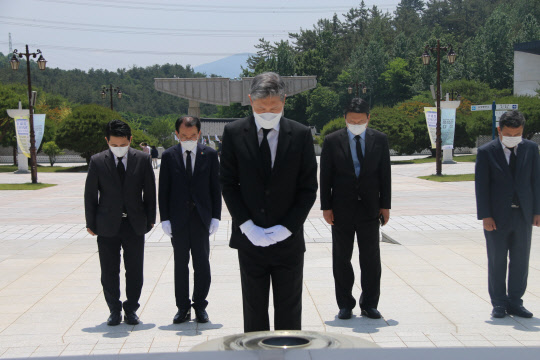 29일 오전 광주 북구 국립 5·18민주묘지에서 노태우 전 대통령의 장남 재헌 씨가 참배하고 있다.  [국립 5·18민주묘지 제공]
